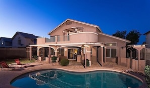 A two-story house with a pool, a covered patio, and a fenced backyard. - Montebello By Signature Vacation Rentals (Glendale)
