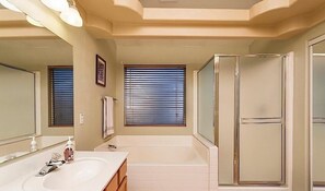 Condo, 5 Bedrooms | Bathroom | Combined shower/tub, towels - Montebello By Signature Vacation Rentals (Glendale)