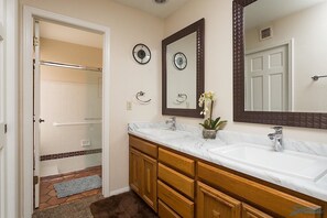 House, 2 Bedrooms | Bathroom | Combined shower/tub, towels