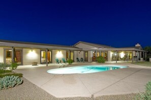 Outdoor pool - Majestic Carefree Home By Signature Vacation Rentals (Carefree)