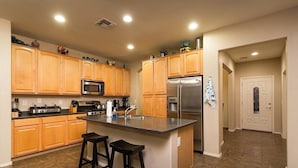 Kondominium, 4 kamar tidur, pemandangan kolam renang | Dapur pribadi | Mesin pembuat kopi/teh, lemari es, dan microwave