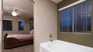 Kondominium, 4 kamar tidur, pemandangan kolam renang | 4 kamar tidur