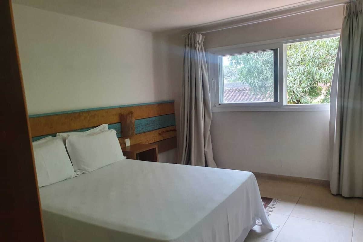 Quarto casal superior | Frigobar, cortinas blackout, Wi-Fi de cortesia, roupa de cama
