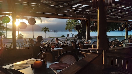 Cocina mediterránea, con vista a la playa . Ilha Deck Hotel