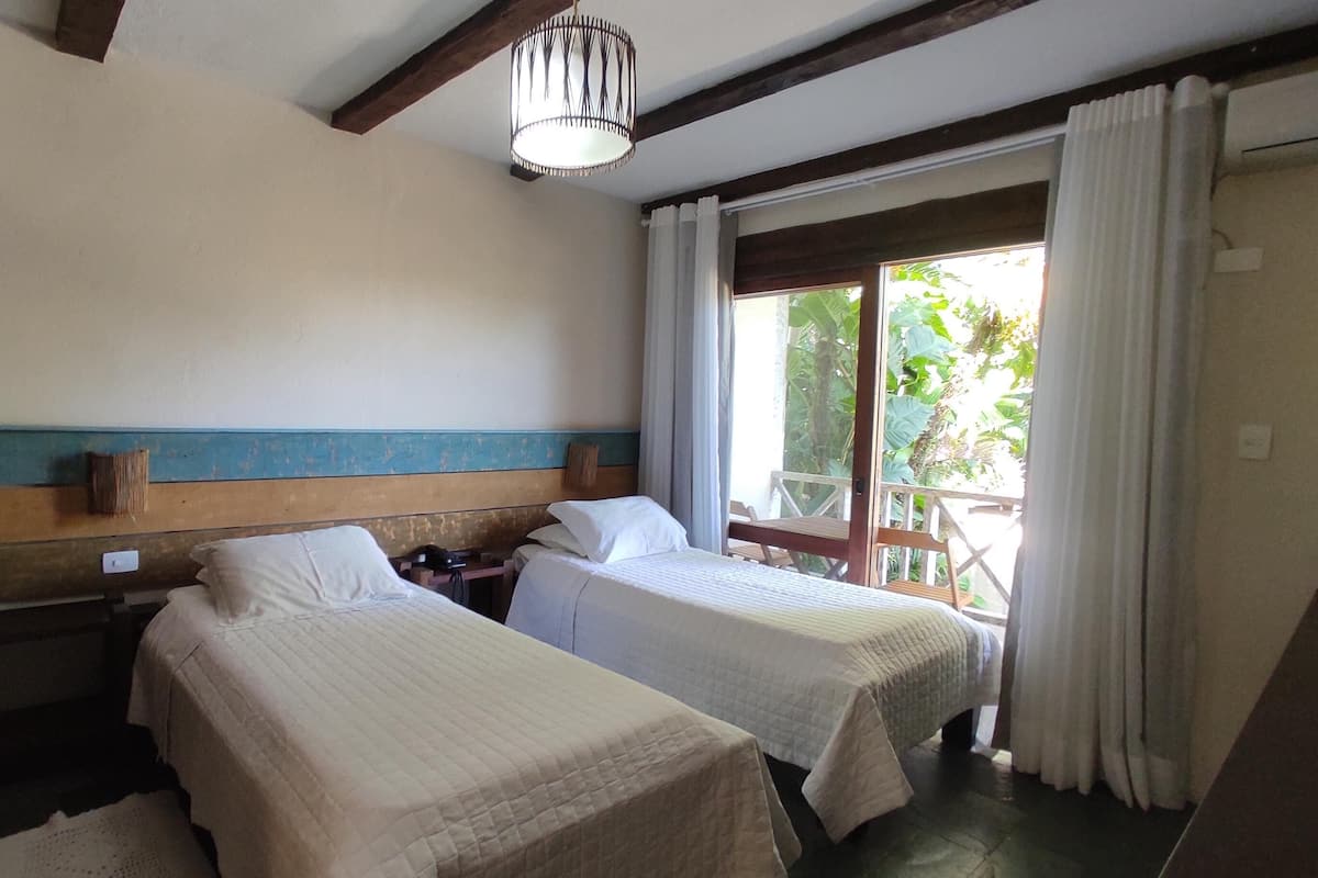 Quarto duplo standard | Frigobar, cortinas blackout, Wi-Fi de cortesia, roupa de cama