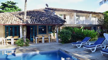 Outdoor pool, pool loungers