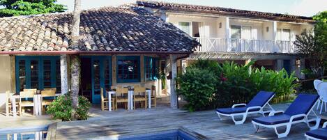 Piscine extérieure, chaises longues