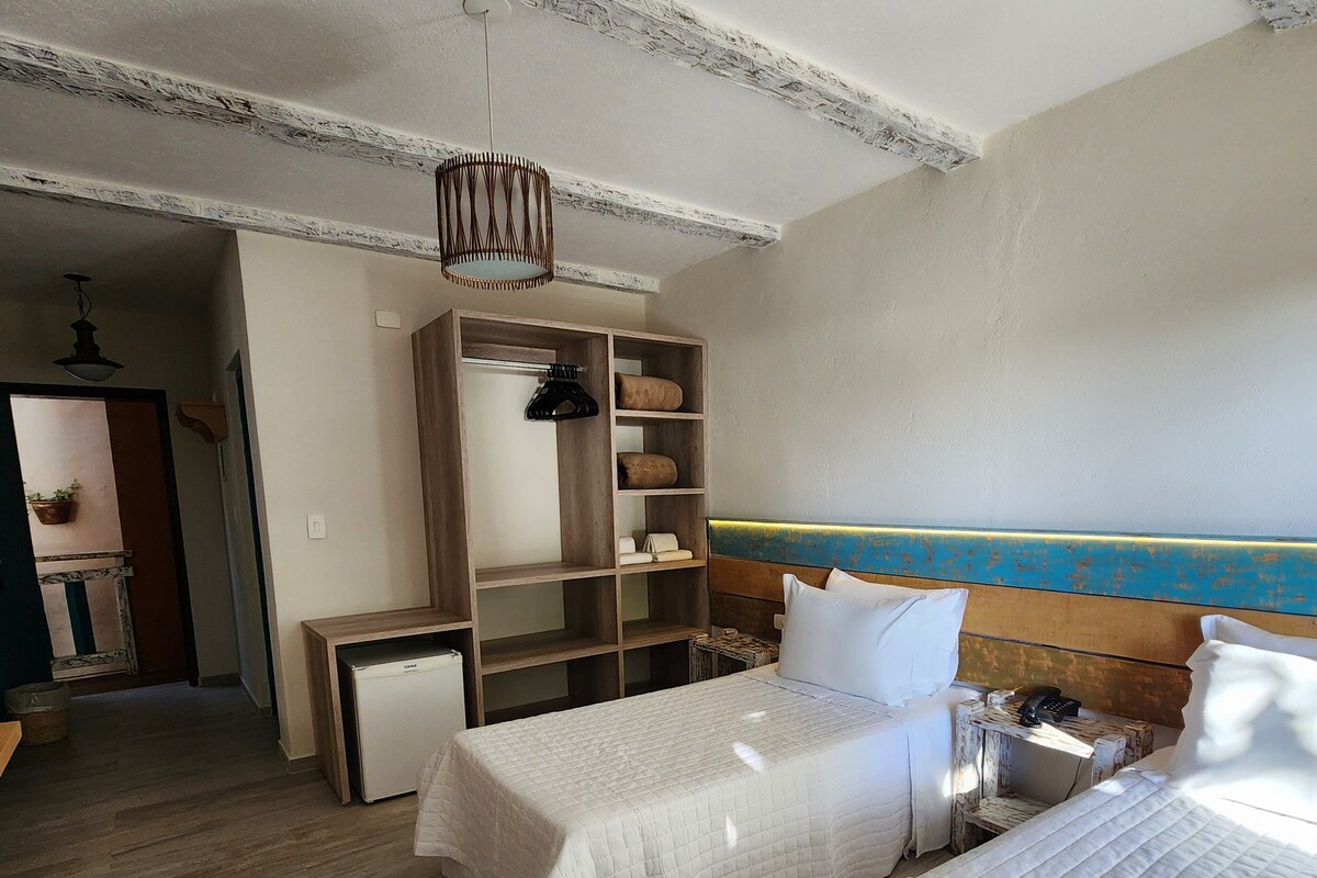 Standard Twin Room | Minibar, blackout drapes, WiFi (free), bed sheets