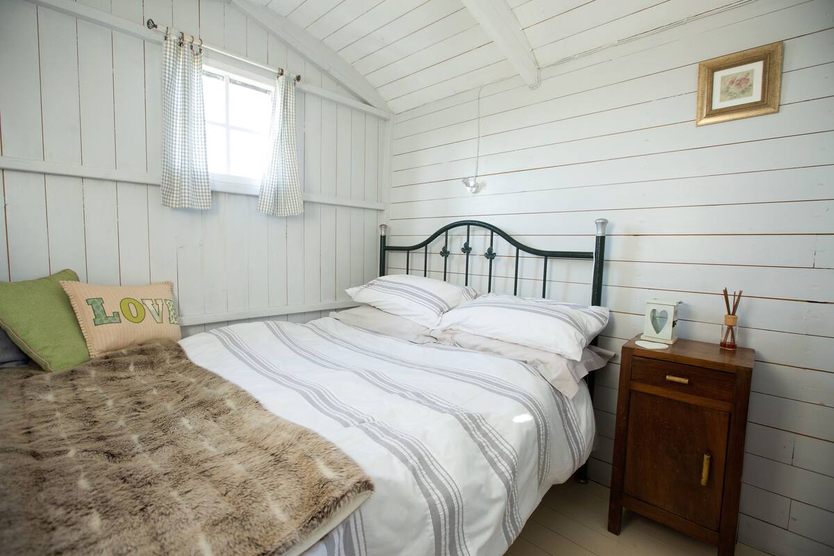 Cabin, 1 Bedroom (Shepherd's Hut - Fenton) | Extra beds