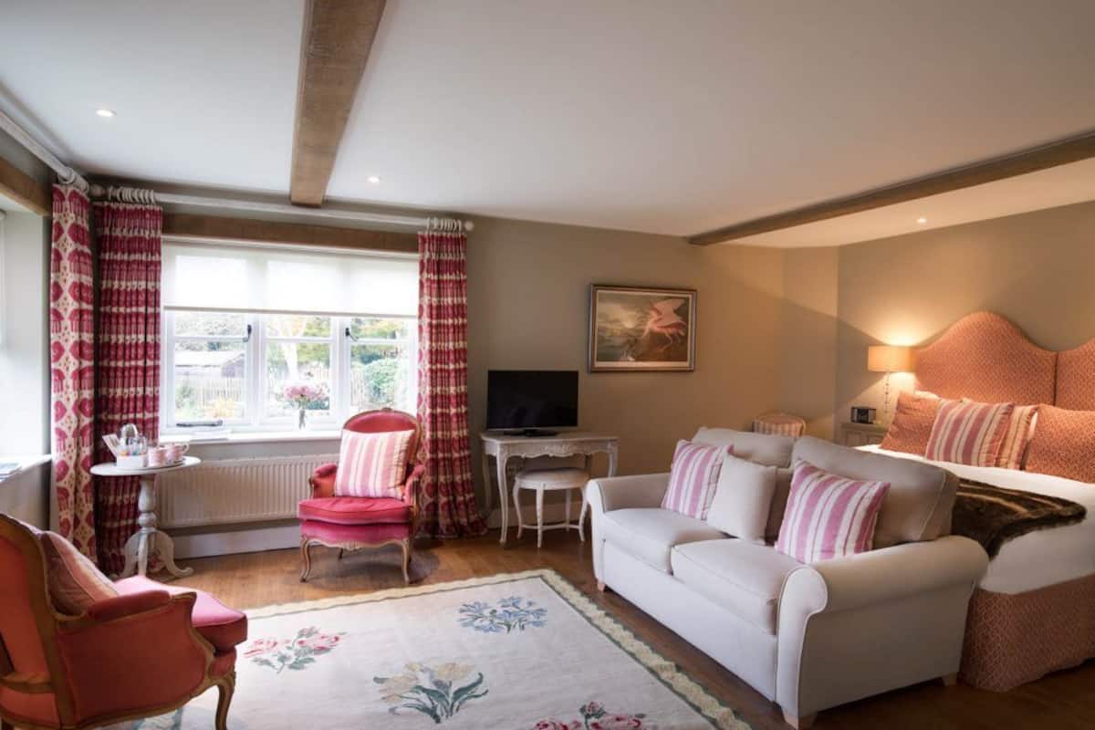 Habitación con 1 cama matrimonial o 2 individuales, planta baja (The Garden Room) | Escritorio, tabla de planchar con plancha y ropa de cama