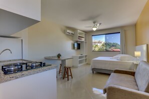 Deluxe Studio, 1 Bedroom | Desk, laptop workspace, blackout curtains, iron/ironing board - Pousada Praia dos Ingleses (Florianópolis)