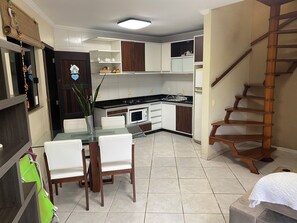 Duplex família, 2 quartos, vista para a piscina | Área de estar | TV de tela plana