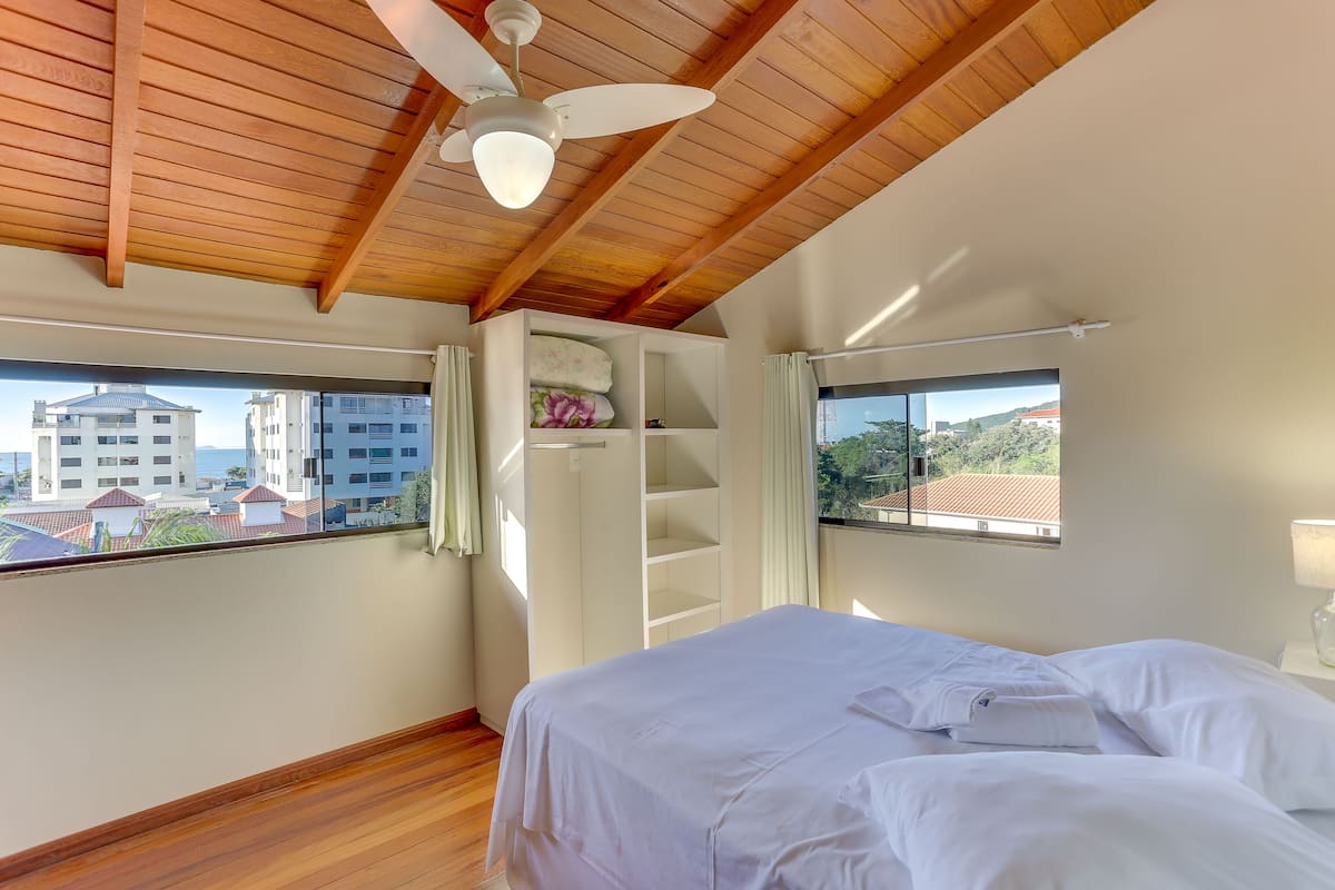 Apartment, Mezzanine | Meja, ruang kerja komputer riba, langsir/tirai gelap terus