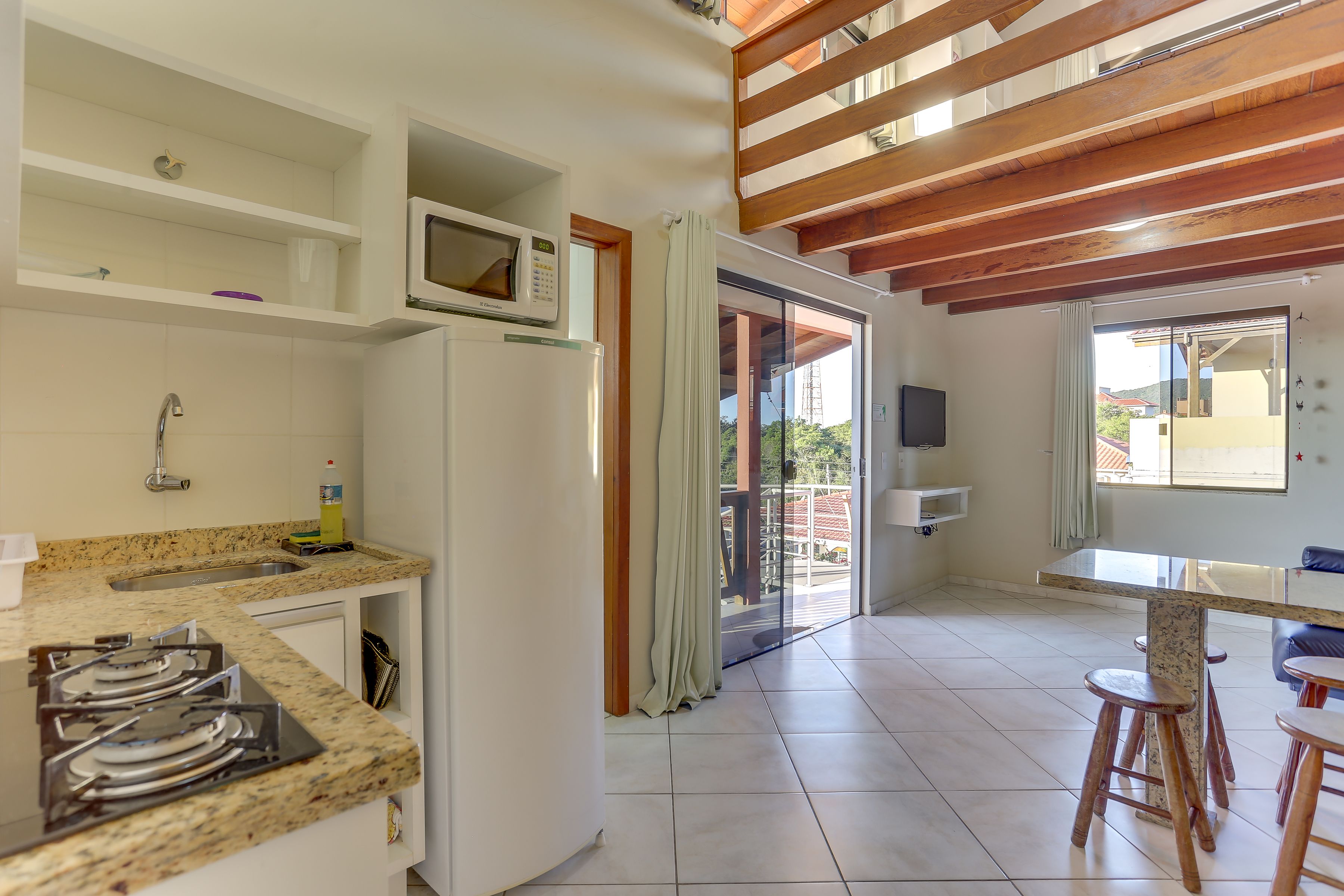 Apartamento, no mezanino | Escrivaninha, espaço de trabalho para notebook, cortinas blackout