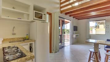 Apartamento, no mezanino | Escrivaninha, espaço de trabalho para notebook, cortinas blackout