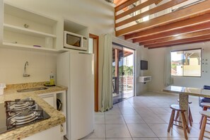 Apartamento, entresuelo | Escritorio, espacio para trabajar con un portátil, cortinas opacas