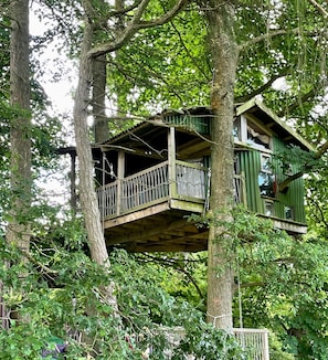 Exclusive-Baumhaus, Blick auf den Innenhof | Aussenbereich