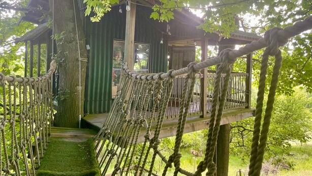 Exclusive-Baumhaus, Blick auf den Innenhof | Außenbereich