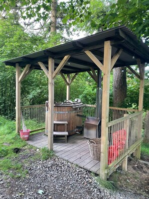 Exclusive Tree House, Courtyard View | Spa | Steam room - Faraway Follies (Wrexham)