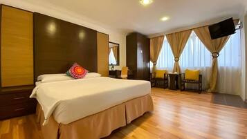 Roupas de cama premium, escrivaninha, espaço de trabalho para notebook