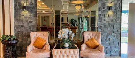 Área de estar no saguão