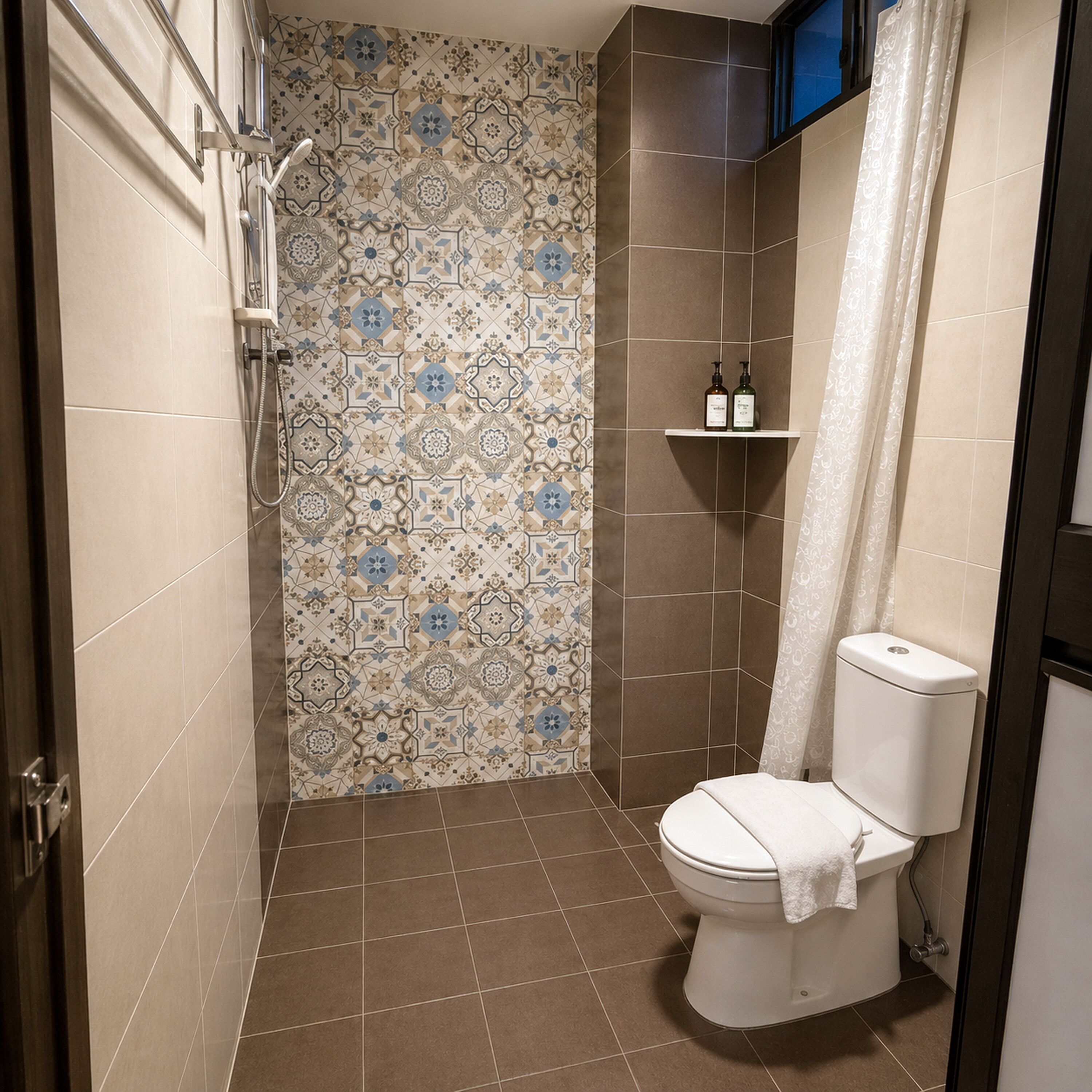 Een badkamer met douche, toilet, betegelde vloer en een plank met toiletartikelen.