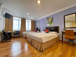 Executive Triple Room | Egyptian cotton sheets, premium bedding, down duvets, pillow-top beds - Desa Queenspark Hotel (Malacca City)