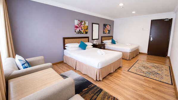 Executive Quadruple Room | Egyptian cotton sheets, premium bedding, down comforters, pillowtop beds - Royal Queenspark Hotel (Malacca City)