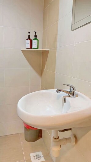 Shower, eco-friendly toiletries, hair dryer, bidet - Royal Queenspark Hotel (Malacca City)