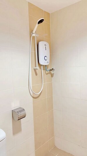 Shower, eco-friendly toiletries, hair dryer, bidet - Royal Queenspark Hotel (Malacca City)