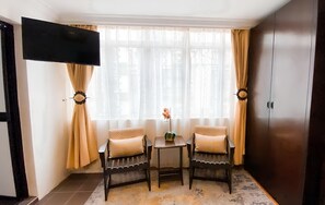 Premier Studio Suite | Egyptian cotton sheets, premium bedding, down duvets, pillow-top beds - Desa Queenspark Hotel (Malacca City)