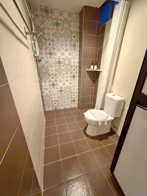 Shower, eco-friendly toiletries, hair dryer, bidet - Desa Queenspark Hotel (Malacca City)
