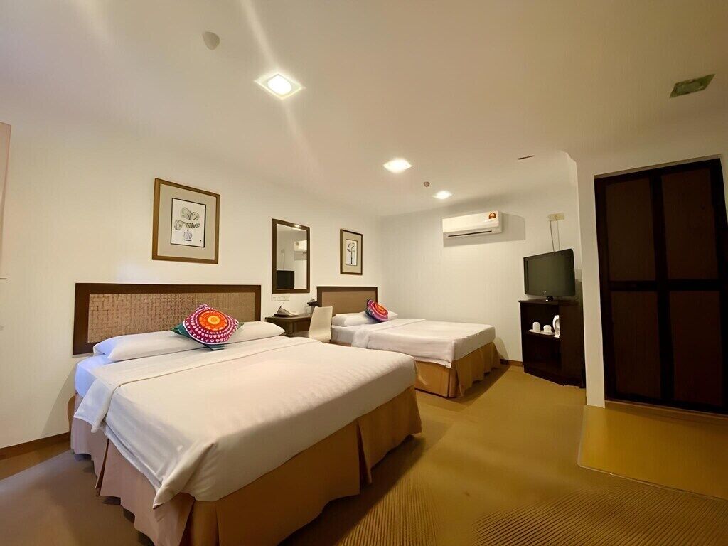 Standard-Dreibettzimmer | Hochwertige Bettwaren, Schreibtisch, laptopgeeigneter Arbeitsplatz