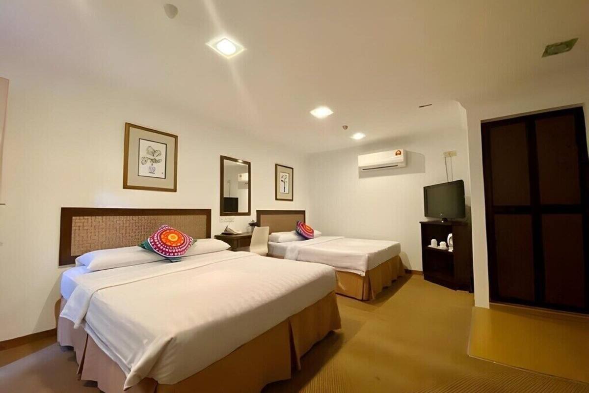 Standard-Dreibettzimmer | Hochwertige Bettwaren, Schreibtisch, laptopgeeigneter Arbeitsplatz