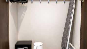 Un espacio de almacenamiento compacto con cafetera, taza y una caja pequeña, probablemente con artículos de tocador.