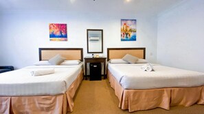 Egyptian cotton sheets, premium bedding, down comforters, pillowtop beds - Royal Queenspark Hotel (Malacca City)