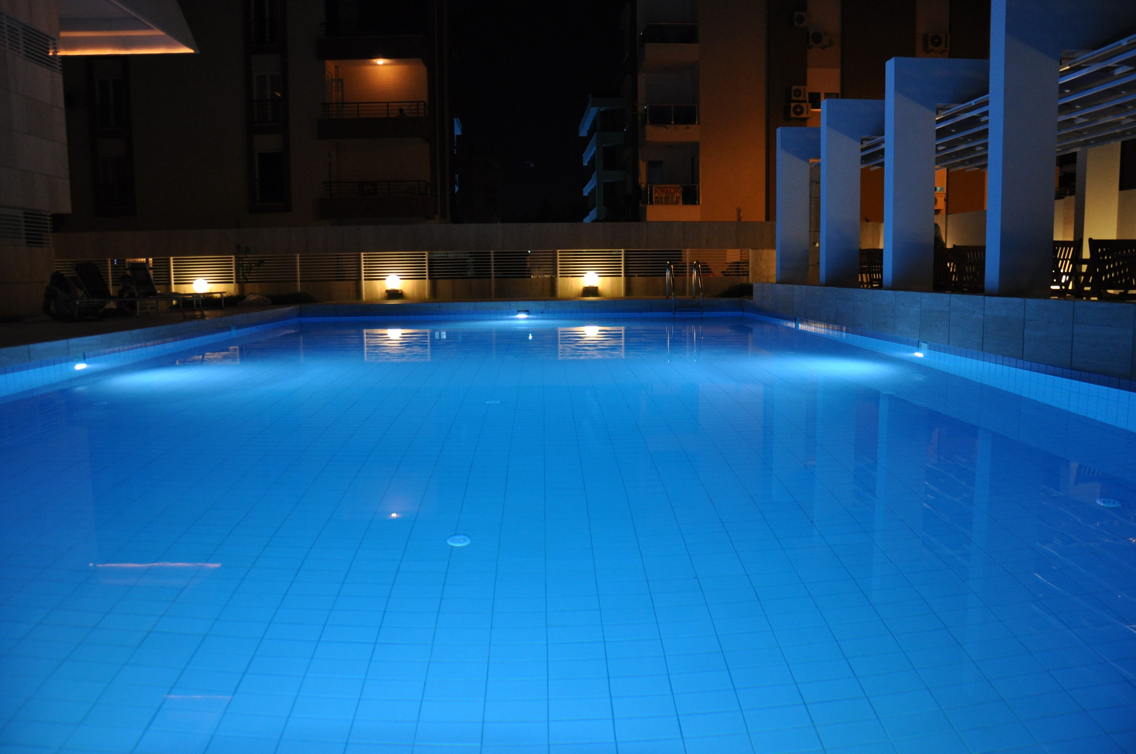 Een seizoensgebonden buitenzwembad, parasols voor strand/zwembad