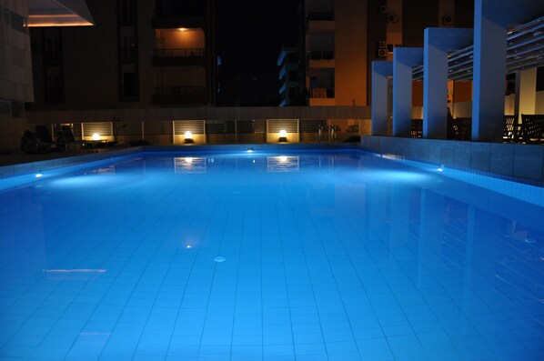Seasonal outdoor pool, open 9 AM to 10:30 PM, pool umbrellas - Boutique Suite Mim A (Konyaalti)