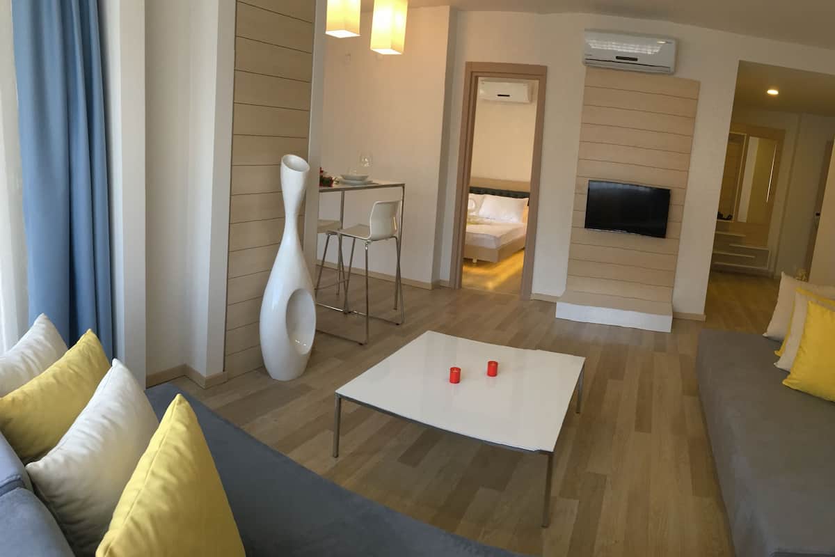 In-room safe, desk, iron/ironing board, free WiFi