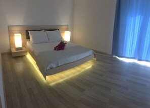 Coffres-forts dans les chambres, bureau, fer et planche à repasser