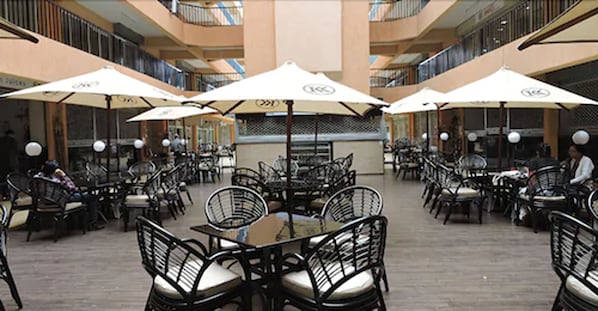 2 restaurants, breakfast, lunch served; local and international cuisine - Sky Hotel Nairobi (Nairobi)