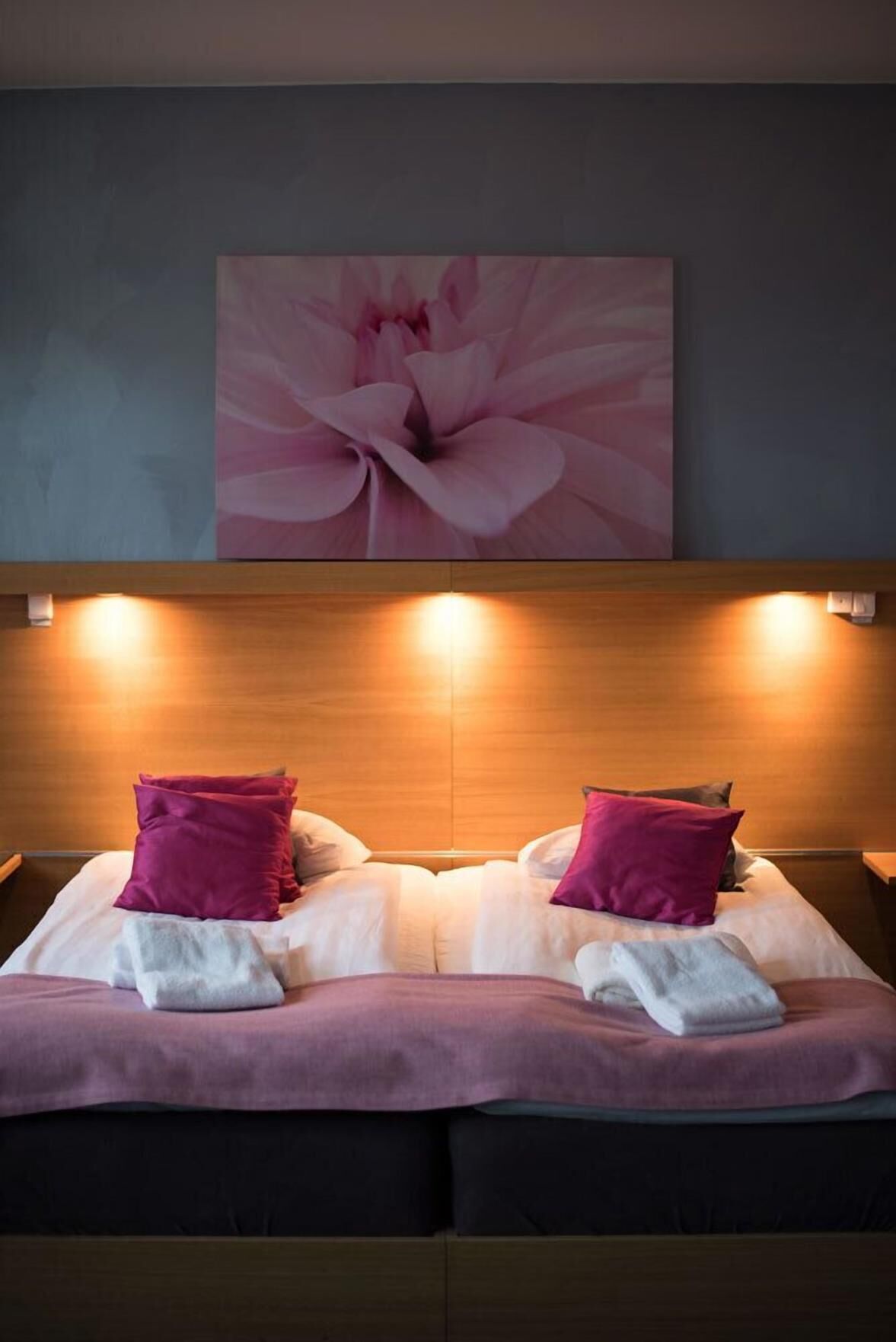 Escritorio, cortinas blackout, tabla de planchar con plancha y cunas 