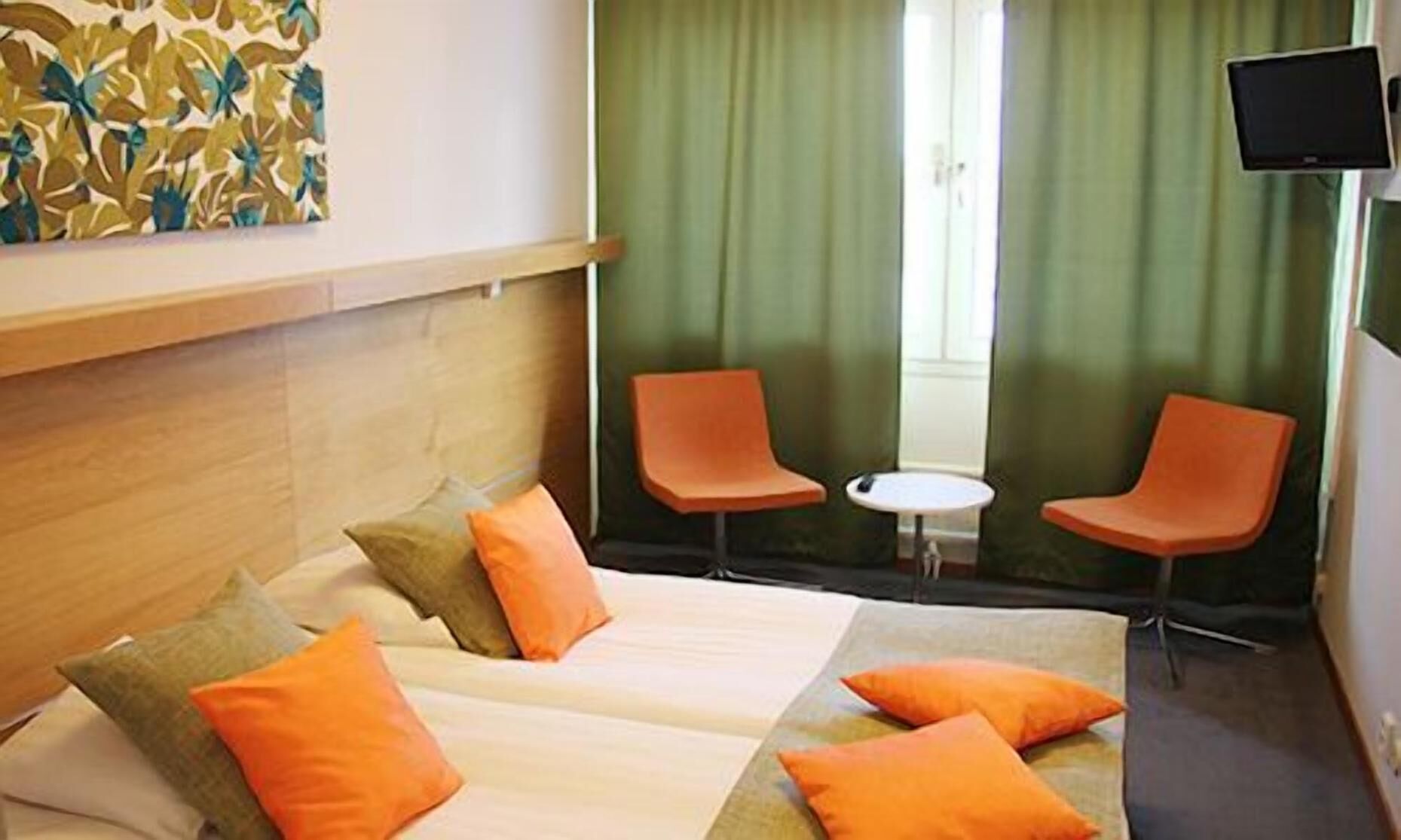 Escritorio, cortinas blackout, tabla de planchar con plancha y cunas 