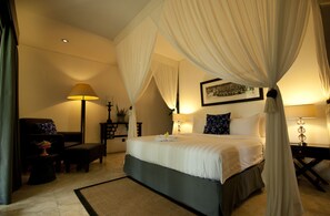 Kamar Deluks | Minibar, brankas, meja kerja, dan tirai kedap cahaya