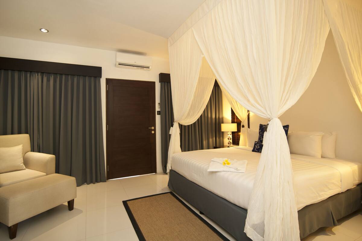 Minibar, in-room safe, desk, blackout curtains