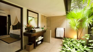 Superior Room | Bathroom | Free toiletries, bathrobes, towels - Villa DeWa (Pekutatan)