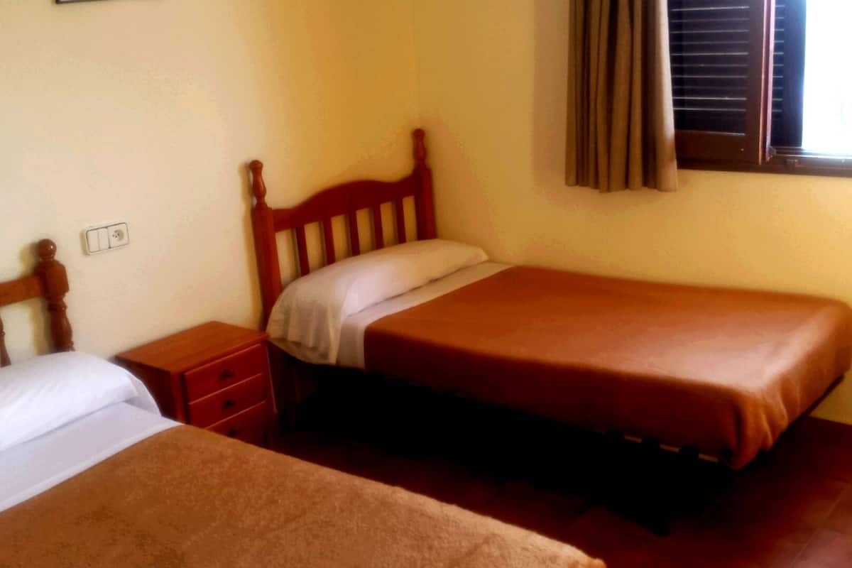 Kamer, 1 twee- of 2 eenpersoonsbedden, privébadkamer | Verduisterende gordijnen, extra bedden, gratis wifi