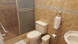 Quarto casal, 2 camas de casal | Banheiro | Chuveiro, produtos de toalete grátis, secador de cabelo 