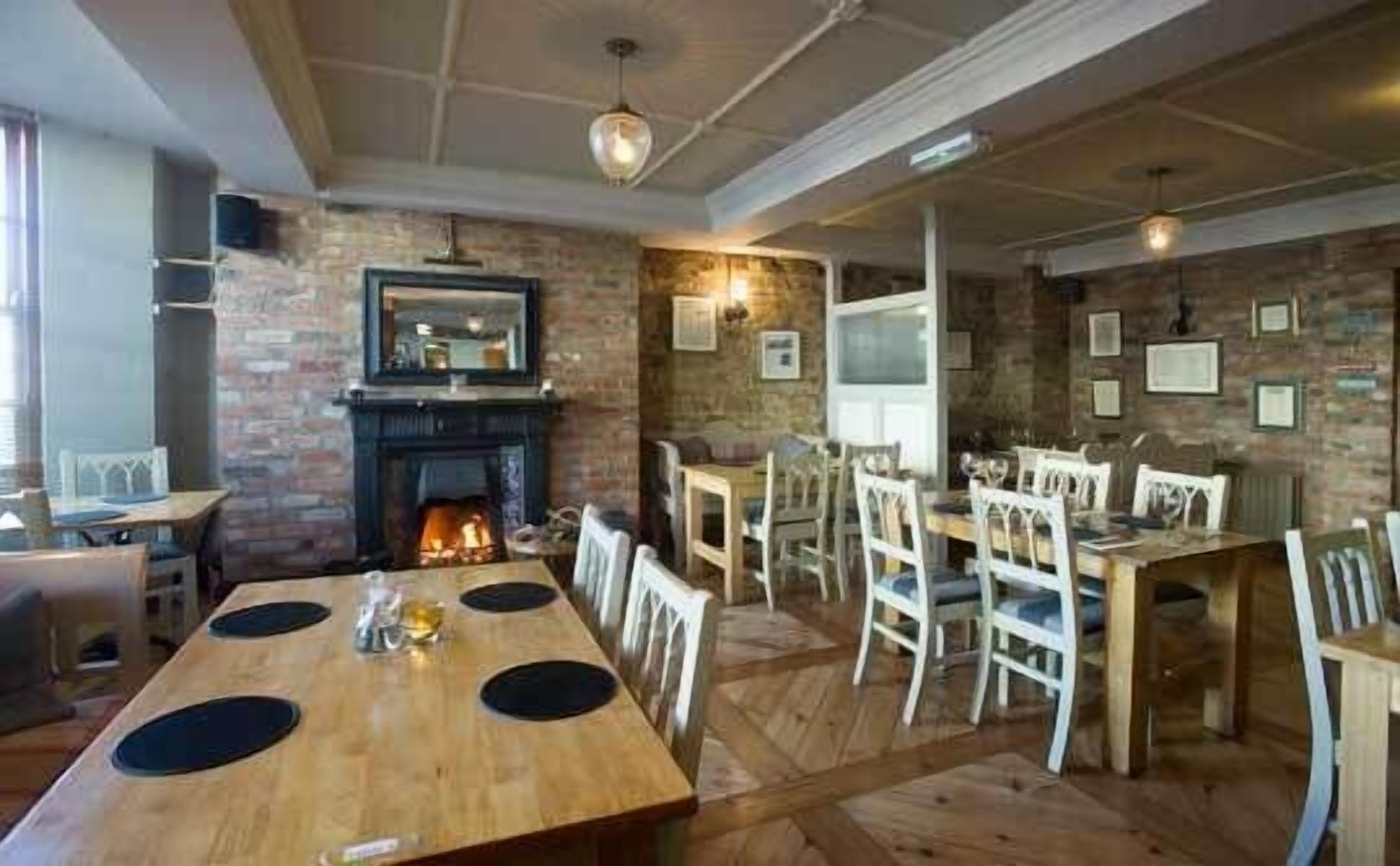 供應早餐、午餐和晚餐，當地料理