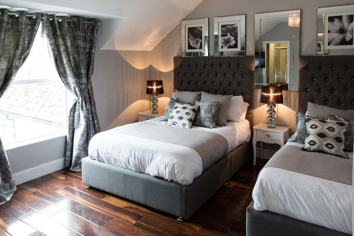 Driepersoonskamer | 1 slaapkamer, luxe beddengoed, donzen dekbedden, individueel gedecoreerd